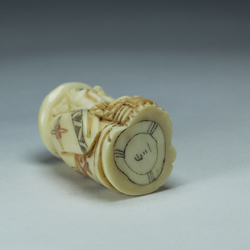 Нэцкэ Дзюродзин в круглой шапке с корзиной