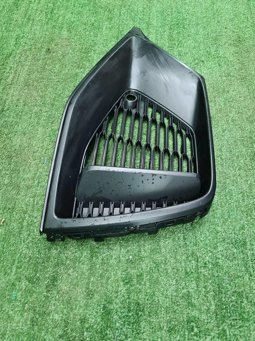 Решетка переднего бампера Audi Q8 (18-23) S-line