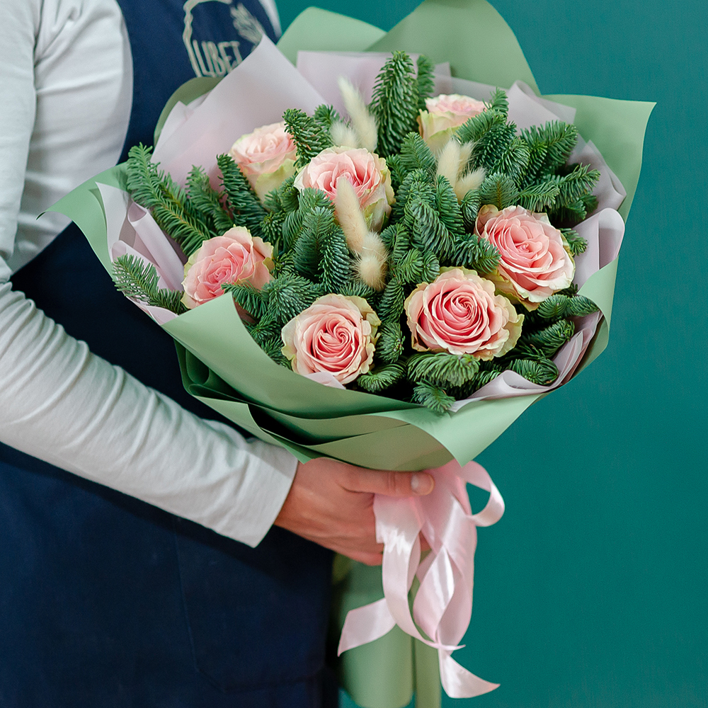 Сборный букет из нобилиса с розовой розой Эквадор