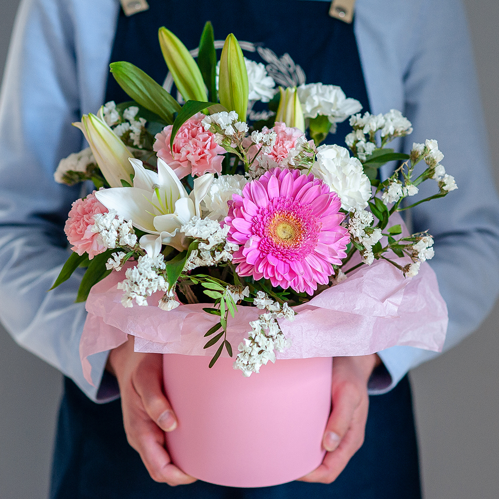 Сборный букет с лилией и герберой с шляпной коробке