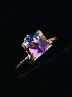 Кольцо Миражи тонкое с фиолетовым кристаллом Swarovski