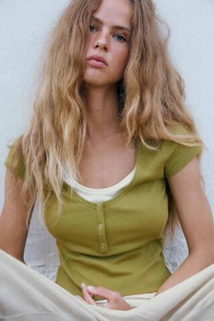 ZARA ФУТБОЛКА С ЭФФЕКТОМ МНОГОСЛОЙНОСТИ, СВЕТЛЫЙ ХАКИ