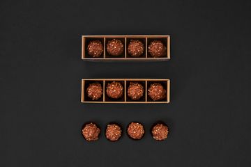 Упаковка с прозрачной крышкой для 4 шоколадных конфет