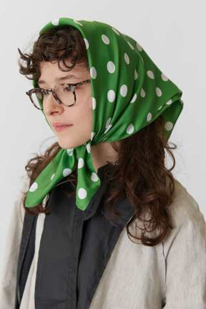 Косынка из шелка зеленая в белый горох