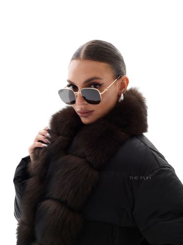 Черный пуховик с поясом и оторочкой из меха песца