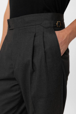 Костюм мужской классический двубортный серого цвета брюки с подворотом.