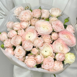 «Пудреница» букет из ранункулюсов и кустовой пионовидной розы