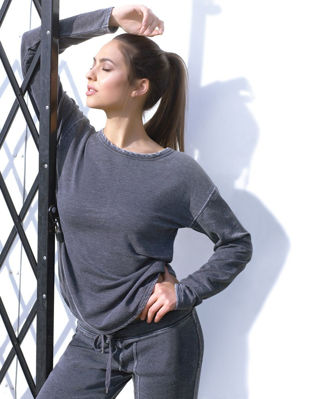 Кофта удлиненного кроя со спущенным плечом (Размер: XL) (Цвет: серый)