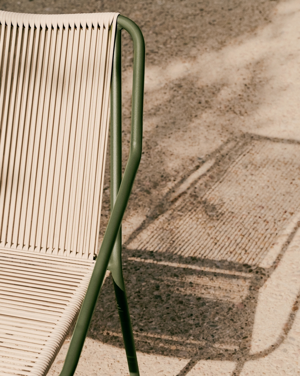 Садовое кресло Zivia из веревки цвета экрю и оцинкованной стали зеленого цвета