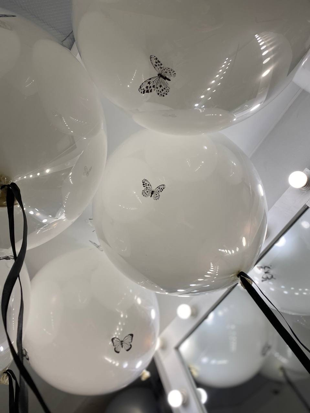 Белые воздушные шары с бабочками №2003