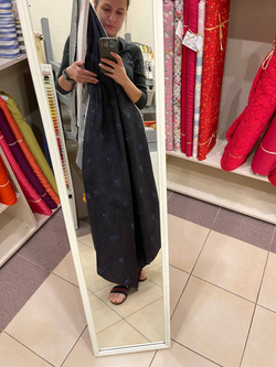 Костюмно-плательный хлопковый джинс с вышивкой (Alta Moda, 97%хлопок/3%эластан+вышивальные нити, Иссиня-черный фон/вышитые рыбки, 160, 266 гр/м2)