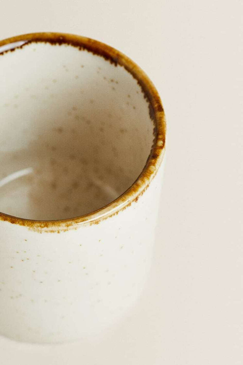 ZARA HOME ФАРФОРОВАЯ КРУЖКА С ОБОДКОМ ПОД СТАРИНУ, СВЕТЛО-БЕЖЕВЫЙ