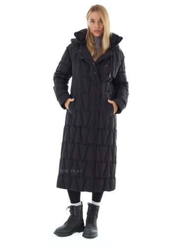 Длинный черный пуховик с поясом