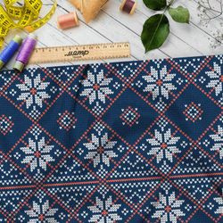 Ткань атлас красно-белая вышивка на синем свитере