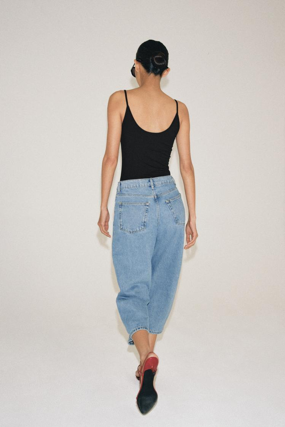 ZARA ДЖИНСЫ КАПРИ BALLOON СО СРЕДНЕЙ ПОСАДКОЙ — ZW COLLECTION, СИНИЙ