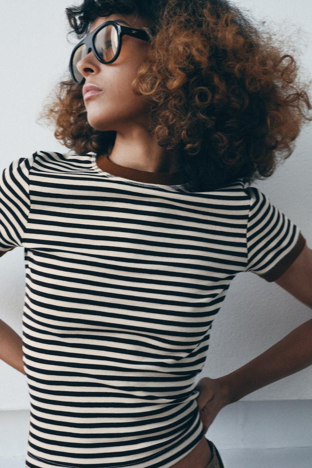 ZARA ФУТБОЛКА В ПОЛОСКУ С КОРОТКИМ РУКАВОМ, ПОЛОСКИ