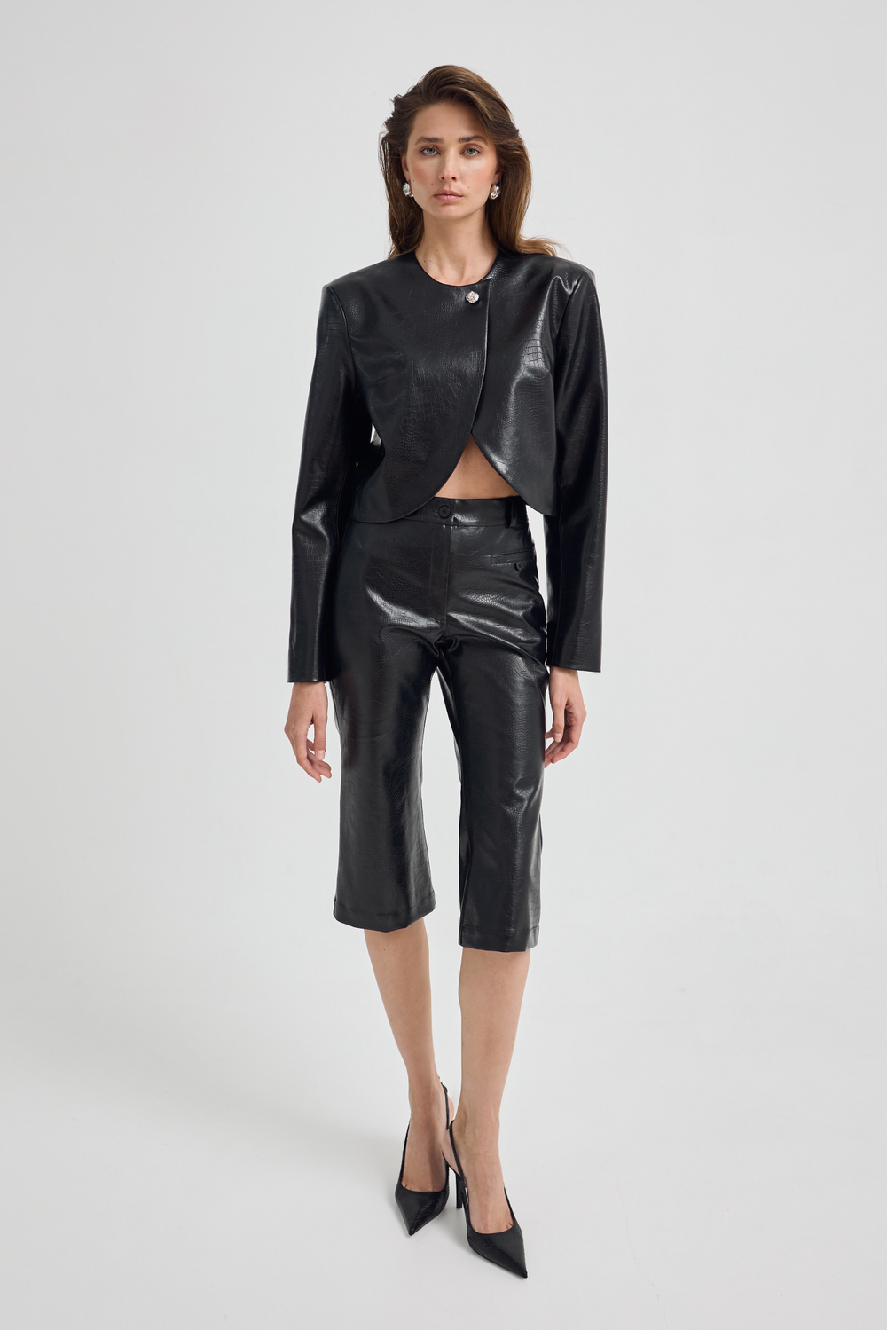 Комплект: укороченный жакет и капри из экокожи, размер XS