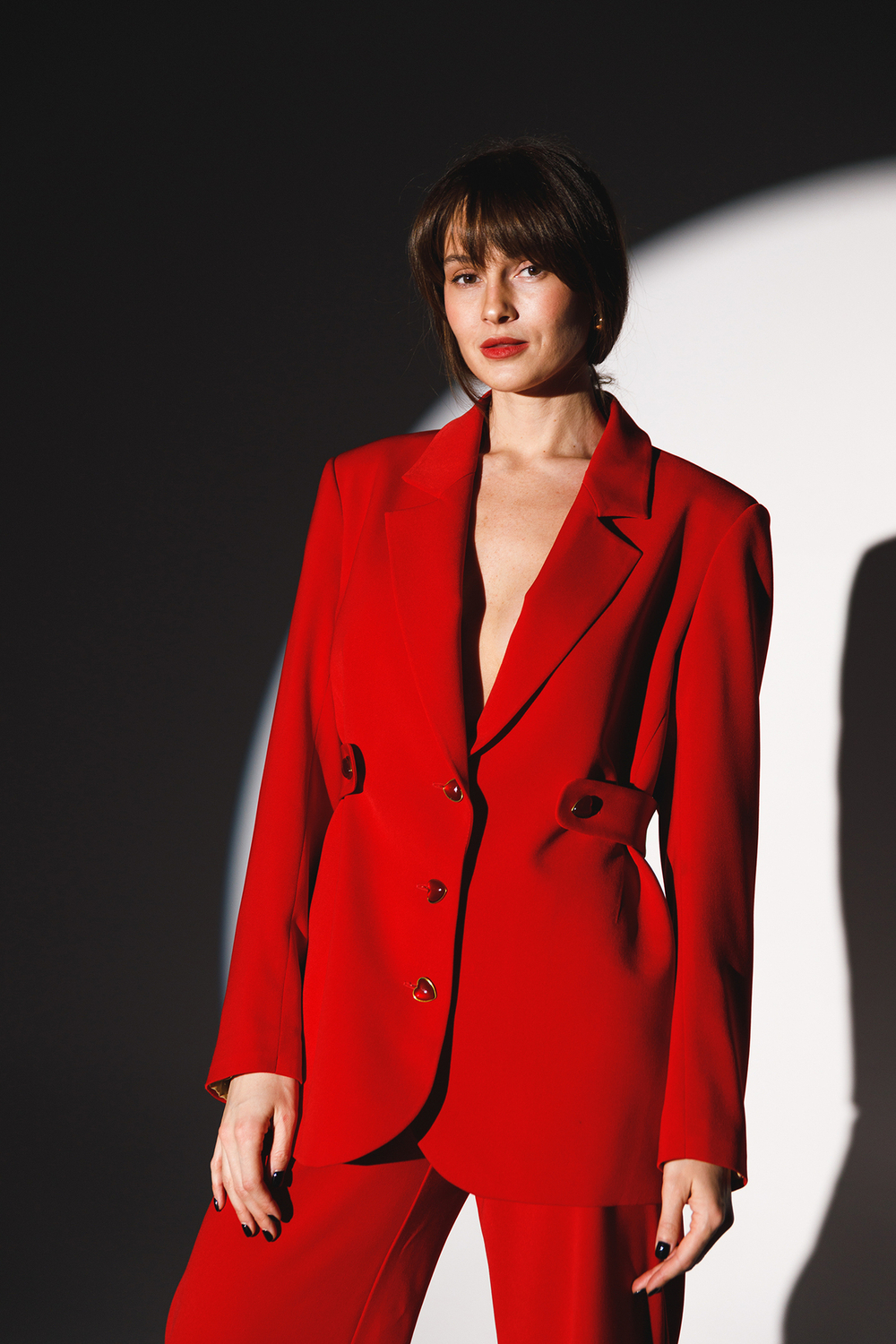 Пиджак с оригинальными пуговицами прямого кроя  в красном оттенке