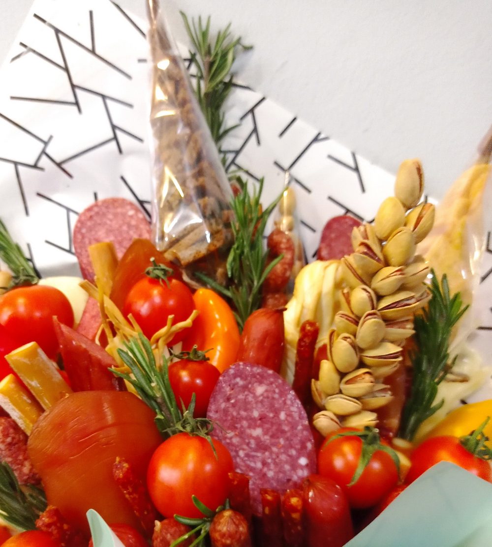 Съедобный букет с колбасками, сухариками и черри