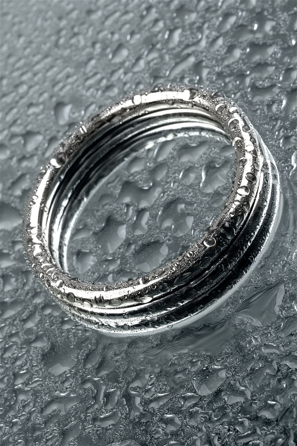 Металлическое кольцо на пенис