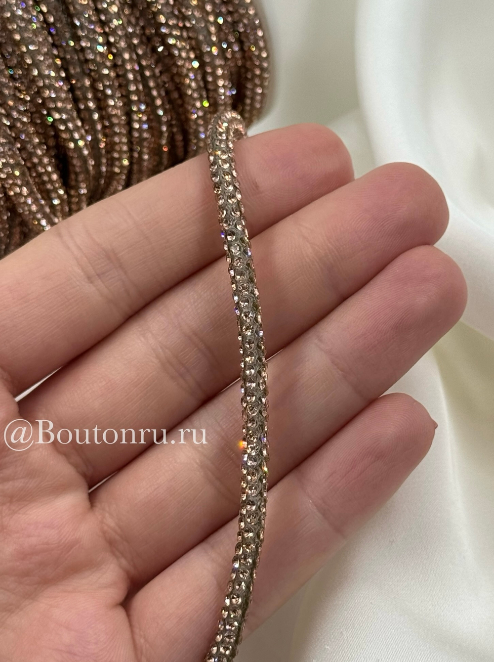 Шнур декоративный с персиковыми стразами