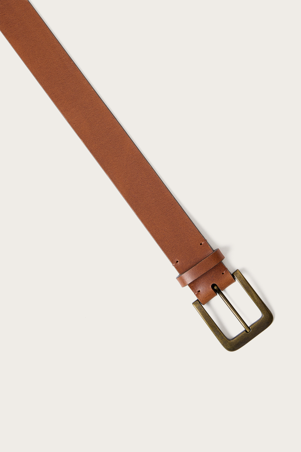 РЕМЕНЬ ИЗ КОЖИ С МЕТАЛЛИЧЕСКОЙ ПРЯЖКОЙ