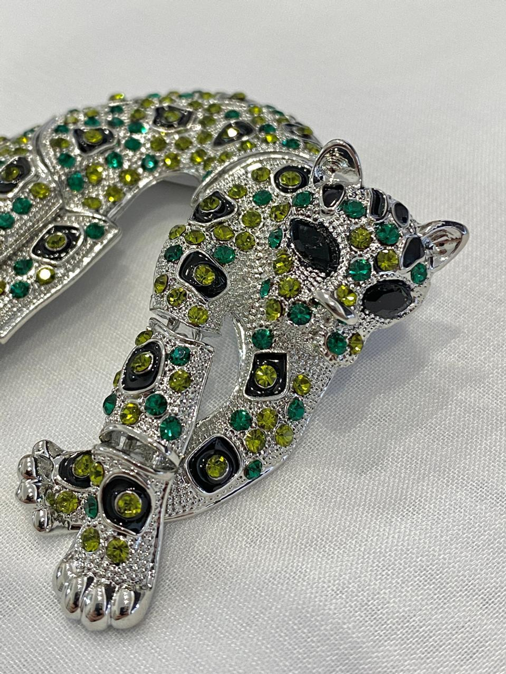 Брошь-подвеска леопард, оттенок серебро с зелеными, желтыми, черными кристаллами и черной эмалью