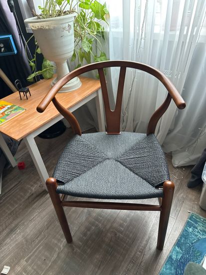 Стул Wishbone орех с черным сиденьем