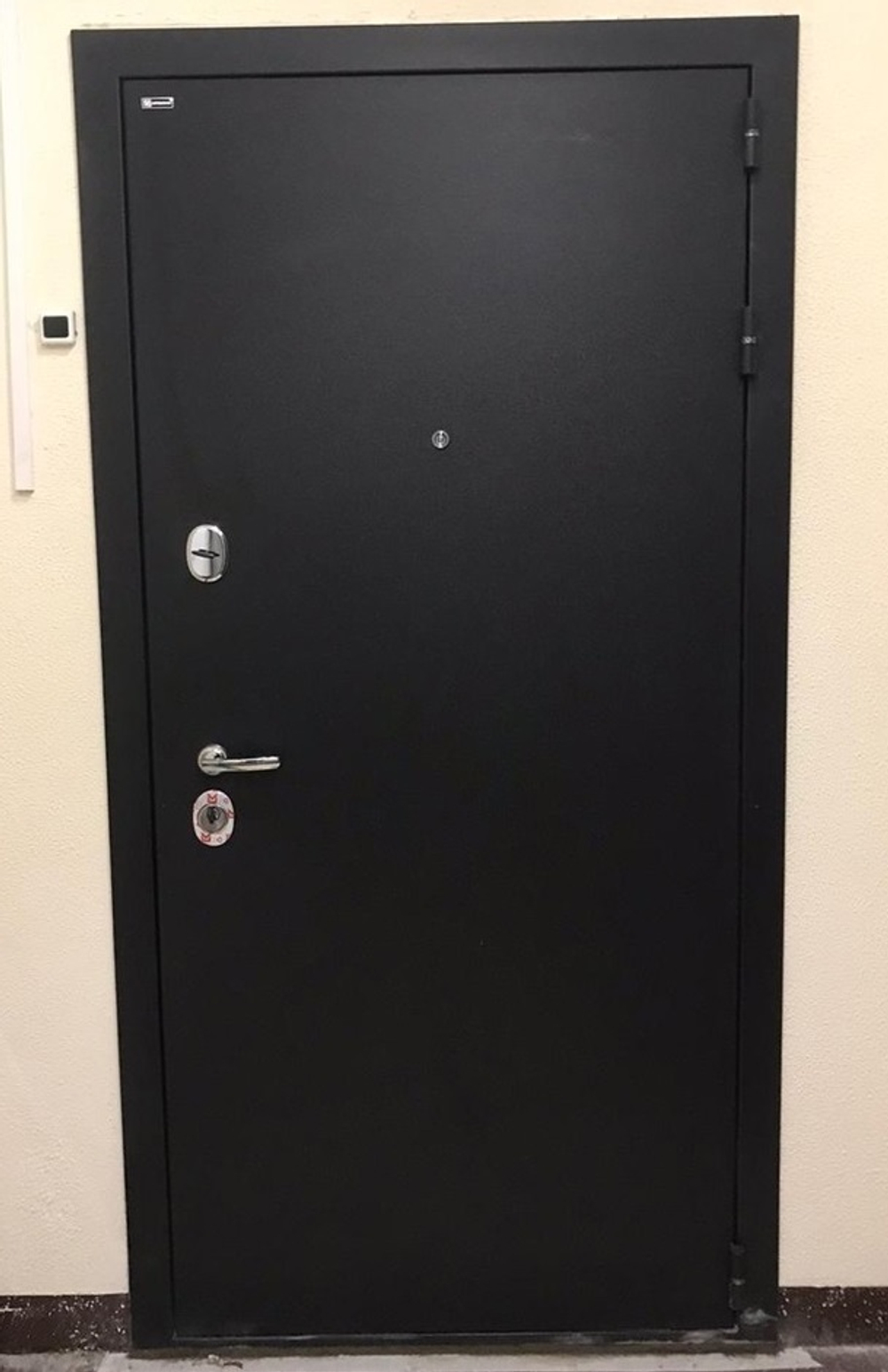 Входная дверь в квартиру Гектор черный шелк /  КВ-2 белый матовый
