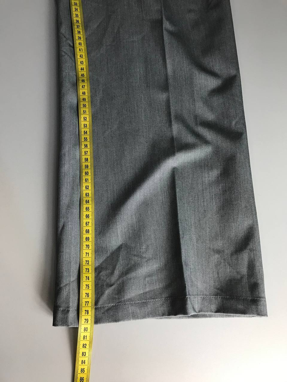 Брюки светло-серые, маркировка М, визуально на 46 размер