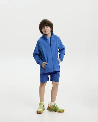 Мальчик в спортивной экипировке SEVENSIX — это не просто игрок, а настоящий герой корта.