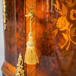 Элегантный комод с инкрустацией