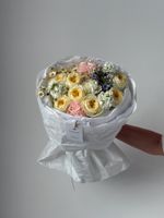 Букет сборный из кустовых пионовидных роз, диантусов, ромашки и оксипеталума