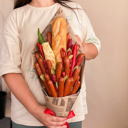 Мужской букет из колбасок, сыра, багета, перцев чили и лаврового листа