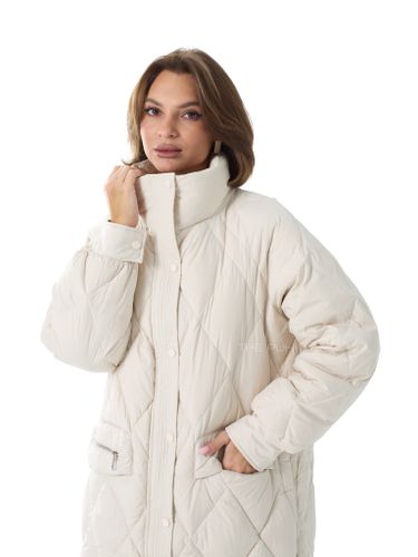 Удлиненный белый пуховик с контрастным капюшоном