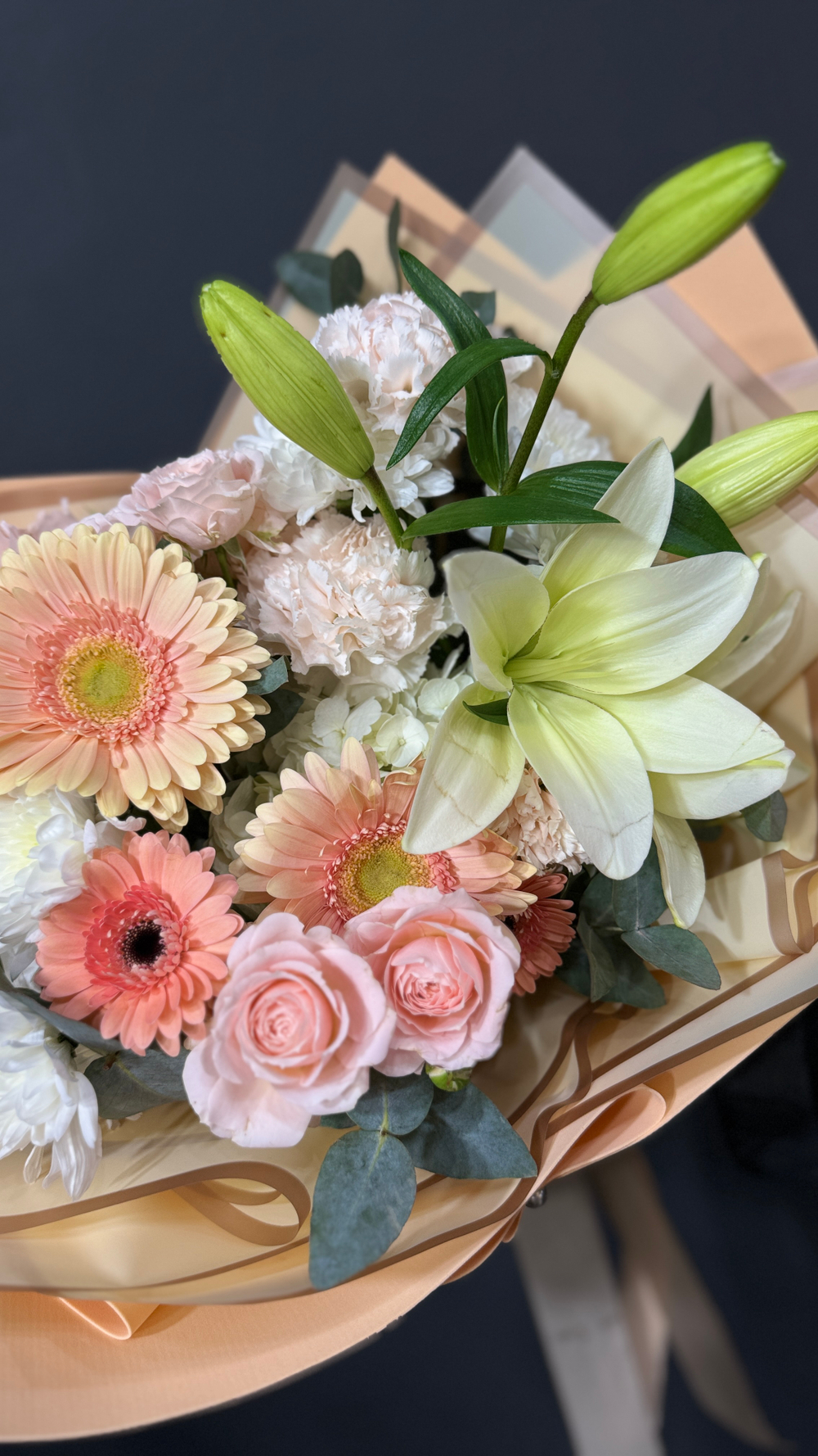 Нежный персиковый сборный букет