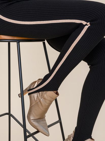Женский брюки черного цвета из шерсти с контрастной полосой и штрипками - фото 5