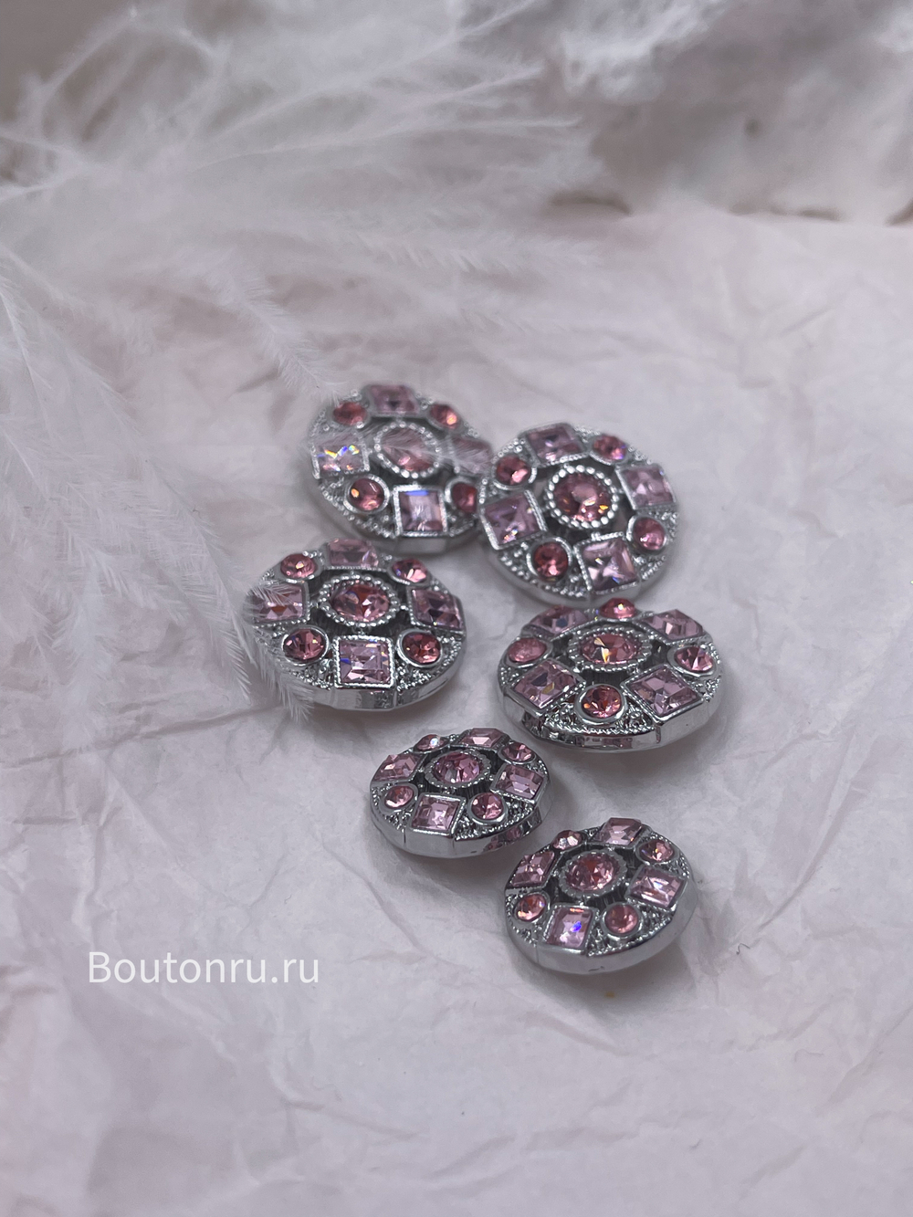 Пуговицы серебристые с розовыми камнями стразами