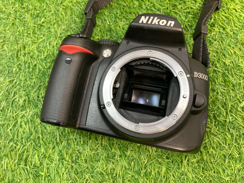 Nikon D3000 kit 18-55mm 3.5-5.6G VR 12.300 кадров