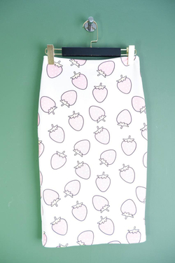 Юбка с милой клубничкой, визуально 40/42 размер