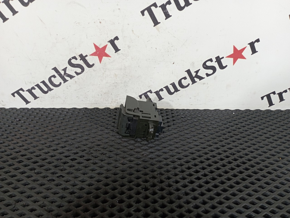 Кнопка ручного тормоза