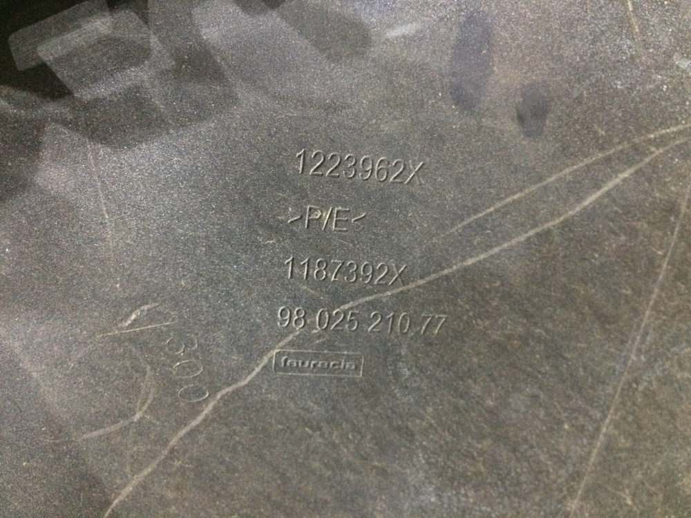 Бампер передний Peugeot 2008 13-16 Б/У Оригинал 9802521077