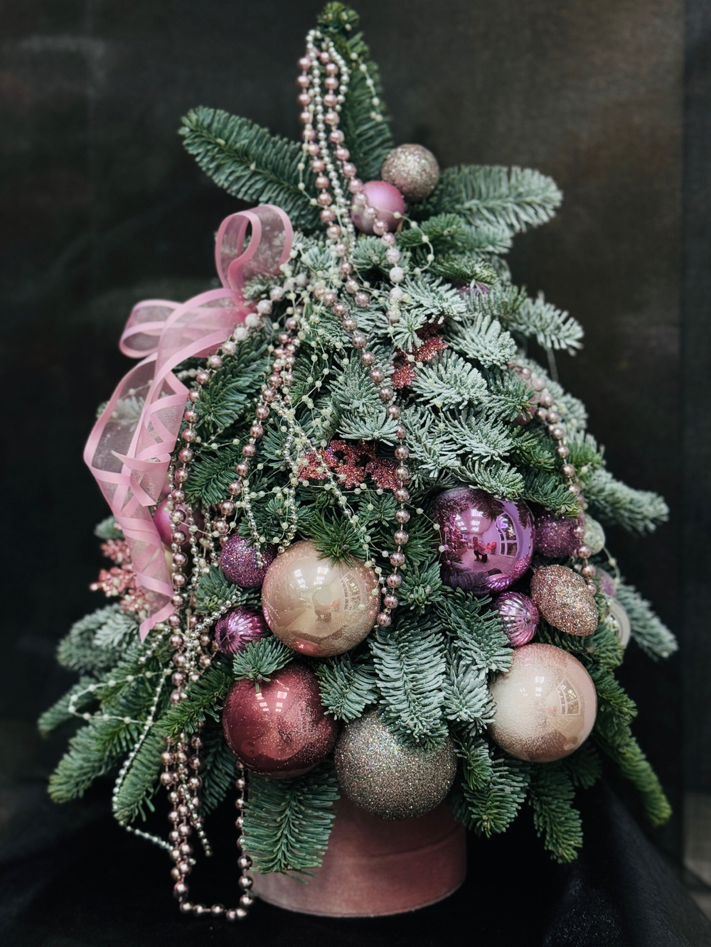 Новогодняя композиция из нобилиса Елочка ручной работы, оформленная в нежных пудровых тонах, 40-50 см