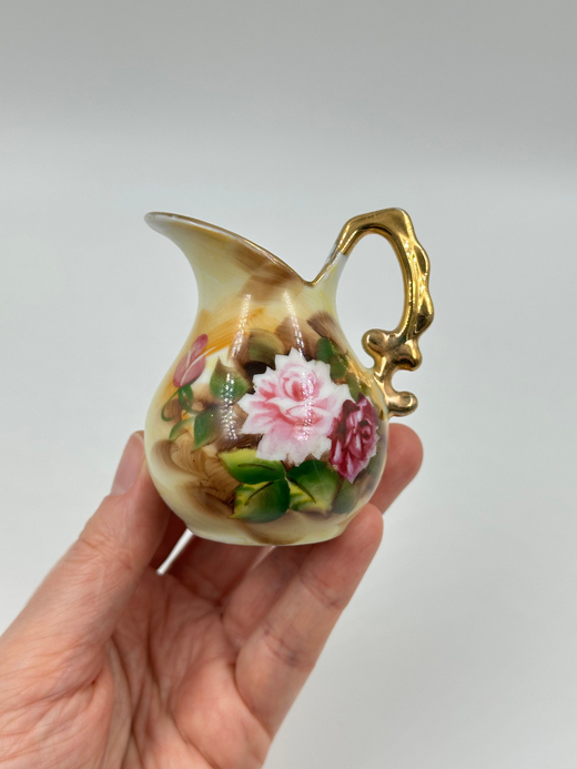 Миниатюрный сливочник с розами