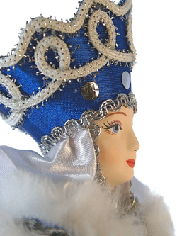 Фарфоровая кукла Боярыня в традиционном зимнем костюме