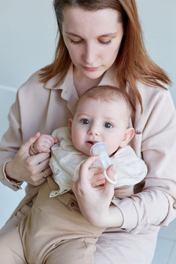 Дозатор Happy Baby с мерным стаканчиком-колпачком для введения жидкостей