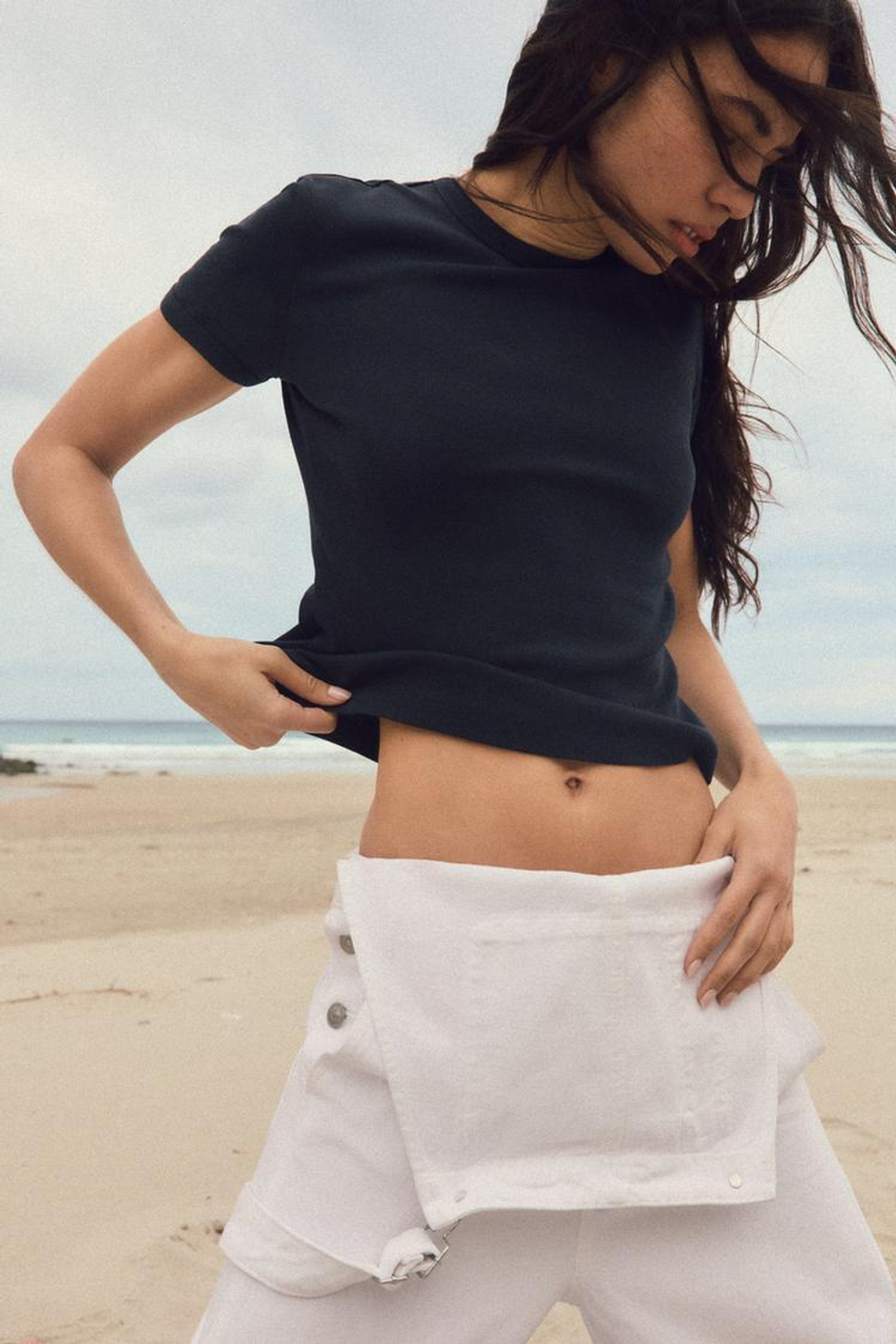 ZARA ФУТБОЛКА С ДЕКОРАТИВНОЙ СТРОЧКОЙ НА СПИНЕ, МОРСКОЙ СИНИЙ