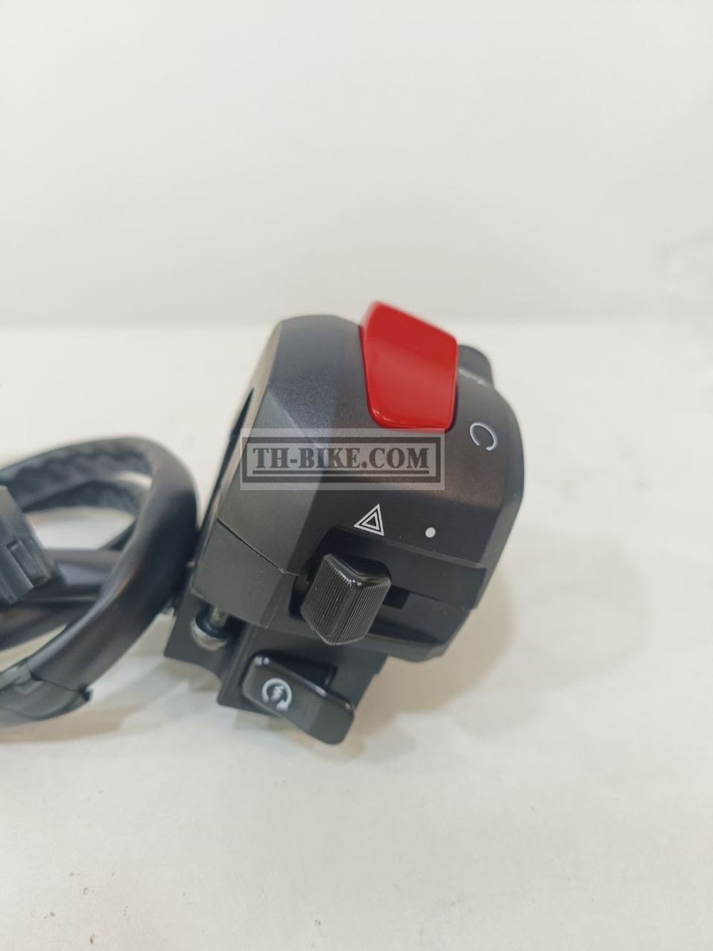 37200-28K00-00. SWITCH ASSY, HANDLE RH (with hazard)