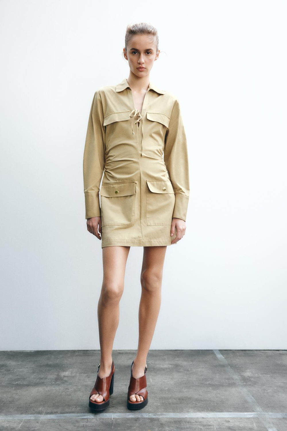 ZARA МИНИ-ПЛАТЬЕ С КАРМАНАМИ, БЕЖЕВЫЙ