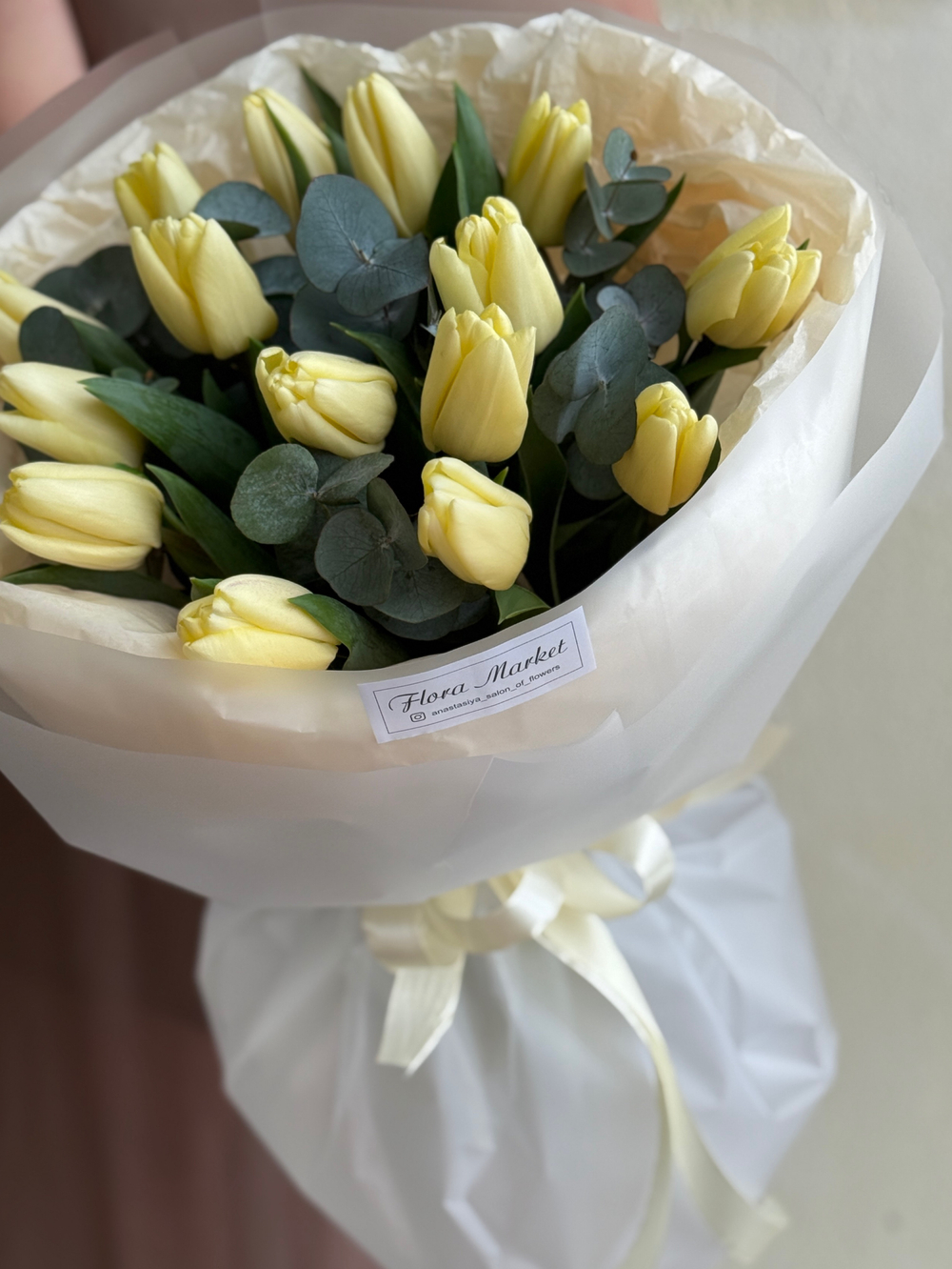 Кремовые тюльпаны и зелень эвкалипта в воздушном оформлении от Флора Маркет